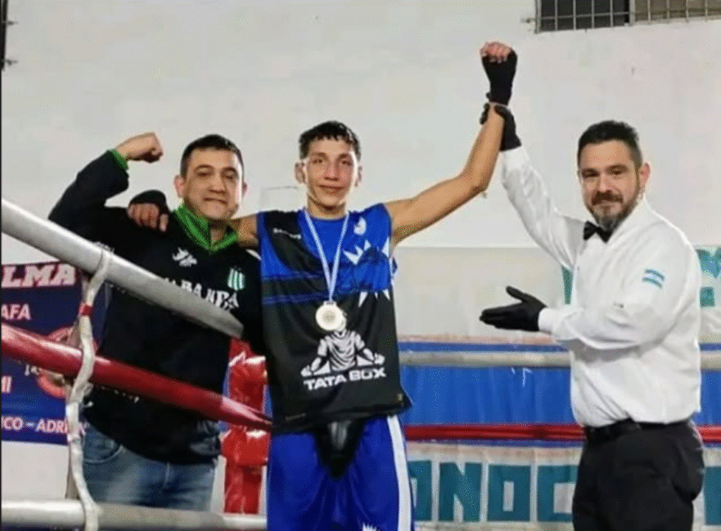Un joven boxeador de Villa Centenario fue seleccionado para competir en Uruguay y busca apoyo para viajar