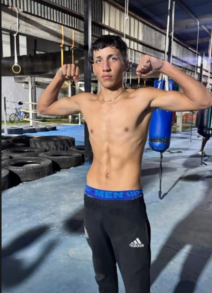 Un joven boxeador de Villa Centenario fue seleccionado para competir en Uruguay y busca apoyo para viajar