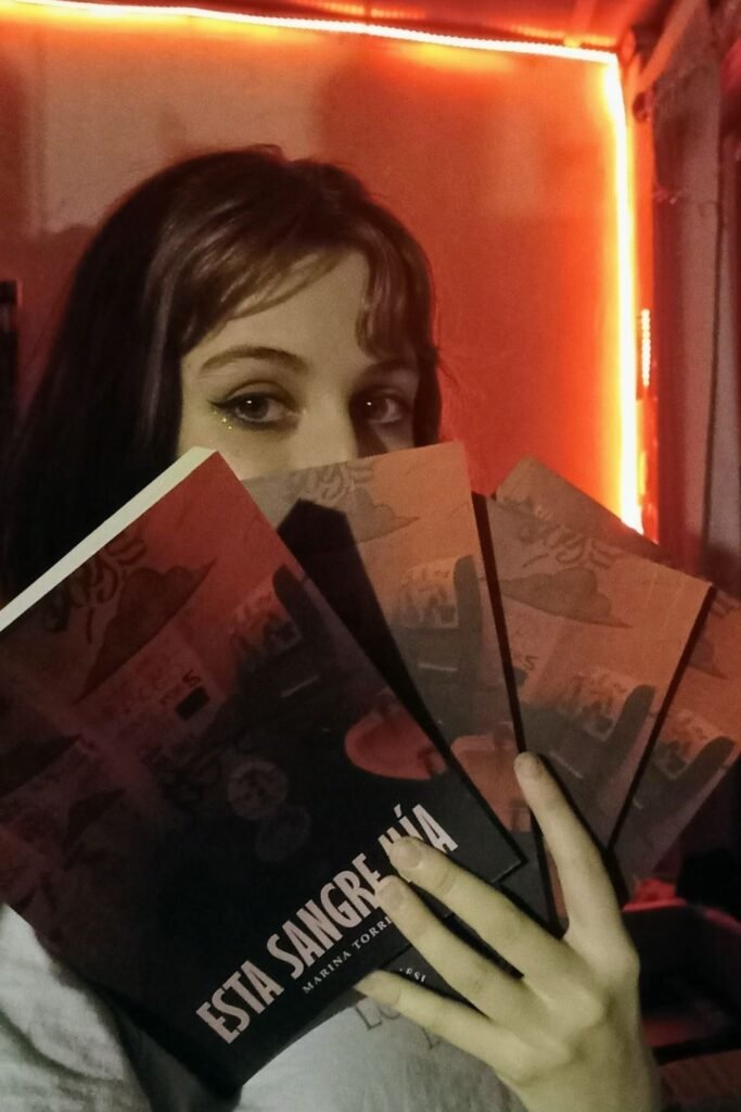 Marina Torresi, la joven actriz y escritora lomense que publicó su primera novela de terror que se titula "Esta sangre mía"