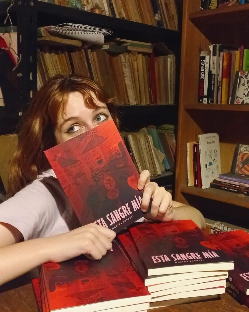 Marina Torresi, la joven actriz y escritora lomense que publicó su primera novela de terror que se titula "Esta sangre mía"
