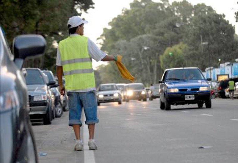 Proponen prohibir la actividad de “trapitos” y cuida-coches en Lomas de Zamora: ya juntaron más de 500 firmas