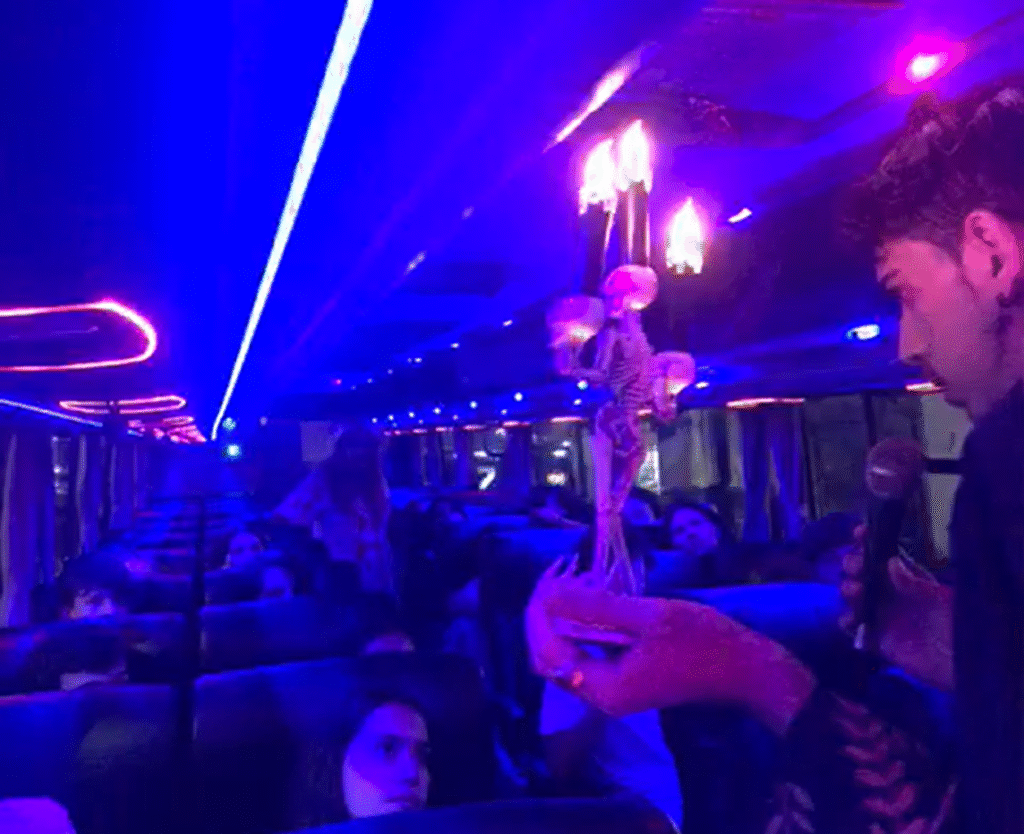 Una lomense al frente del turismo paranormal porteño: “El Bus Fantasma” recorre leyendas urbanas y misterios de Buenos Aires