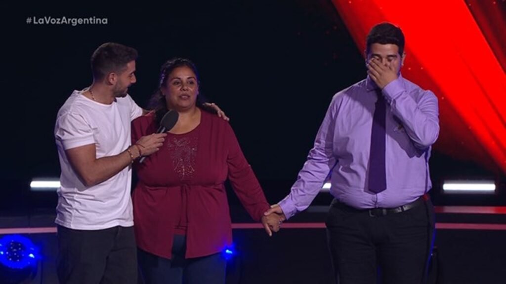 Walter es profesor de piano y sorprendió en La Voz: su madre lo escuchó cantar por primera vez en las audiciones a ciegas