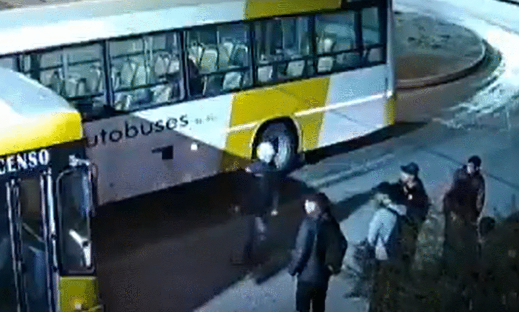 Un menor cayó de un colectivo en movimiento por el desprendimiento de una ventana: el chofer nunca se percató del hecho