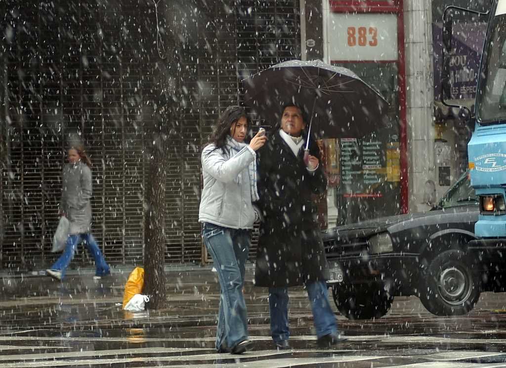 Caída de agua nieve sorprendió a vecinos del conurbano bonaerense tras la llegada de la ola polar: ¿Cae agua nieve en Lomas?