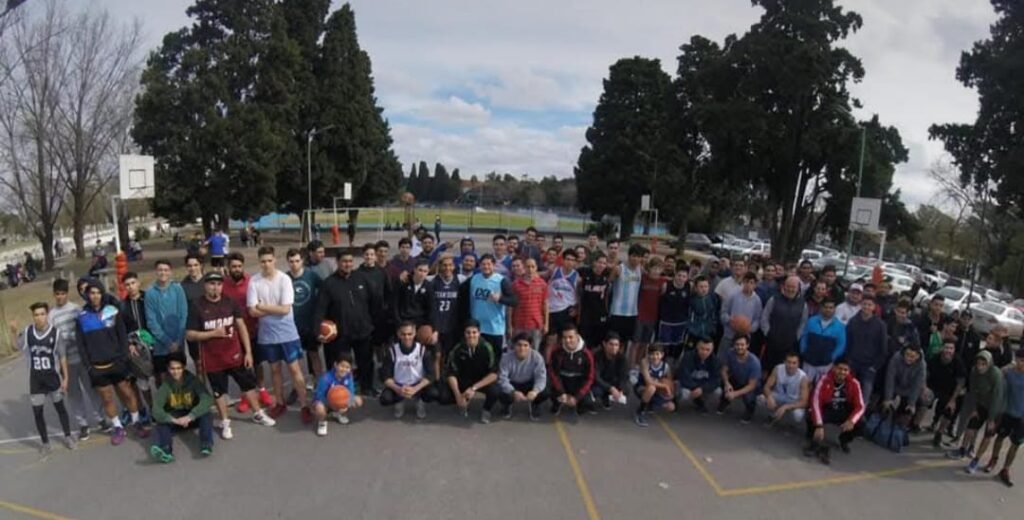 Se cayó un tablero con el aro de básquet en el Parque de Lomas que "hace años" reclaman mantenimiento: "Podría haber sido una tragedia"
