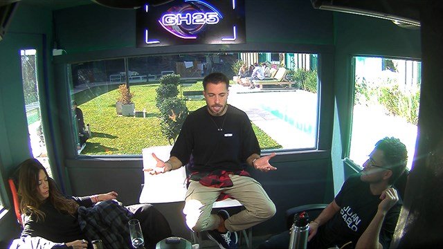 Expulsaron por la puerta giratoria a Santiago "Bati" Larrivey de Gran Hermano por romper las reglas del juego