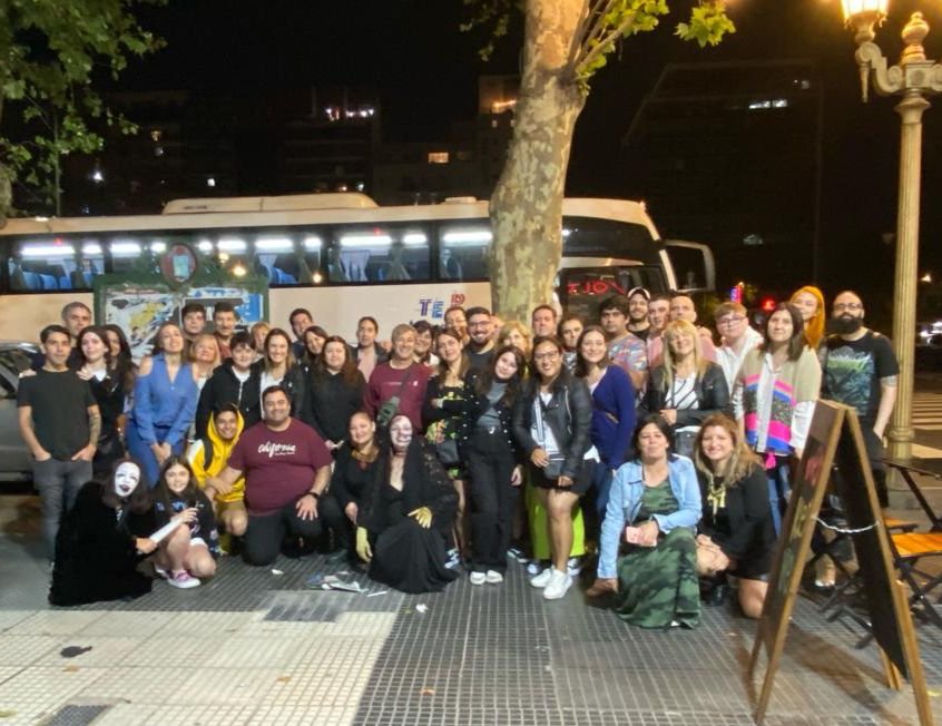 Una lomense al frente del turismo paranormal porteño: “El Bus Fantasma” recorre leyendas urbanas y misterios de Buenos Aires
