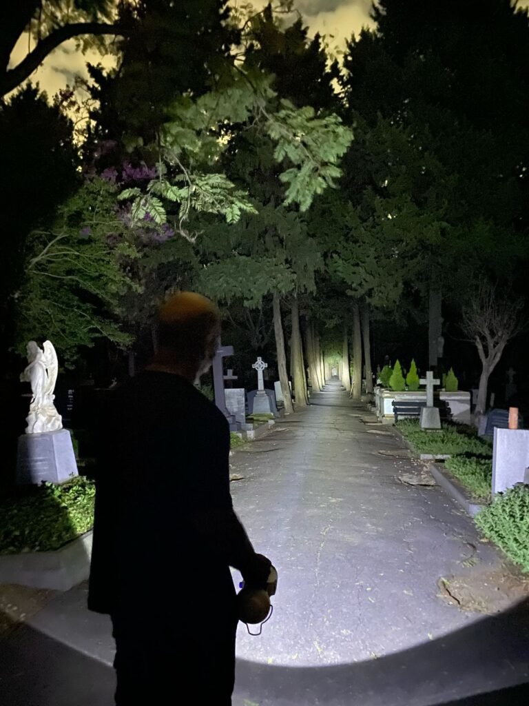 Una lomense al frente del turismo paranormal porteño: “El Bus Fantasma” recorre leyendas urbanas y misterios de Buenos Aires