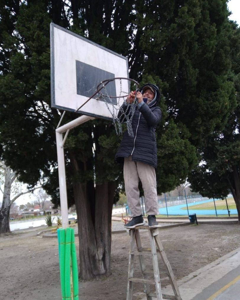 Cayó un tablero con el aro de básquet en el Parque de Lomas por el que "hace años" reclaman: "Podría haber sido una tragedia"