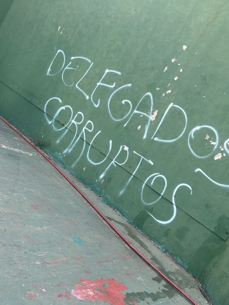Trabajadores del Club Atlético Banfield denuncian falta de pago y realizan paro con pintadas en el predio