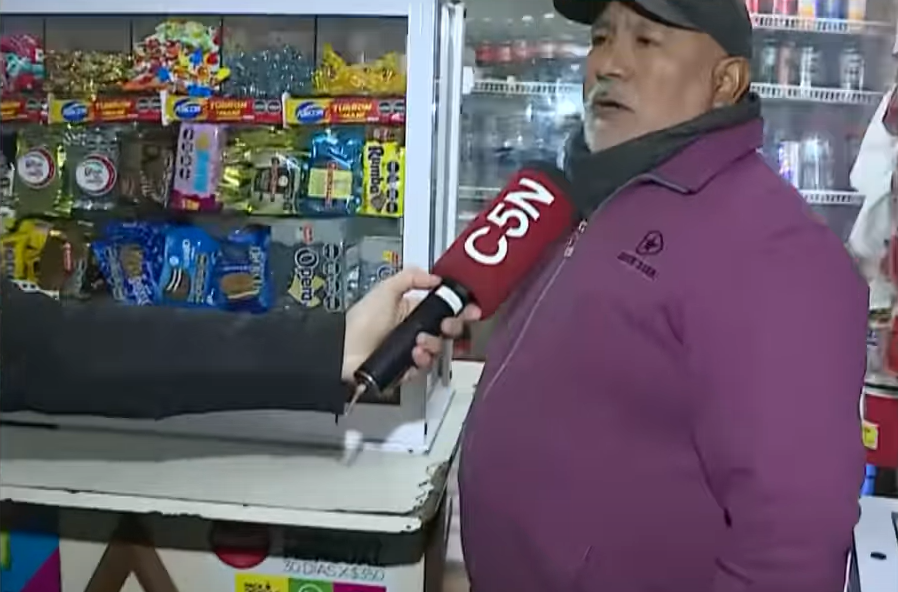 Un kiosquero denuncia a la Policía Federal por el presunto robo de mercadería en La Salada durante la clausura judicial