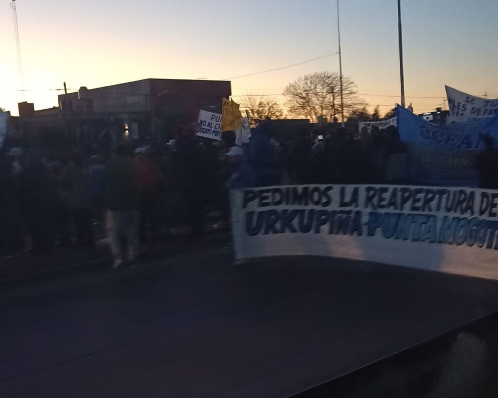 Corte y tensión en Puente La Noria: piedras y gases lacrimógenos entre feriantes de La Salada y la Policía Federal y Prefectura