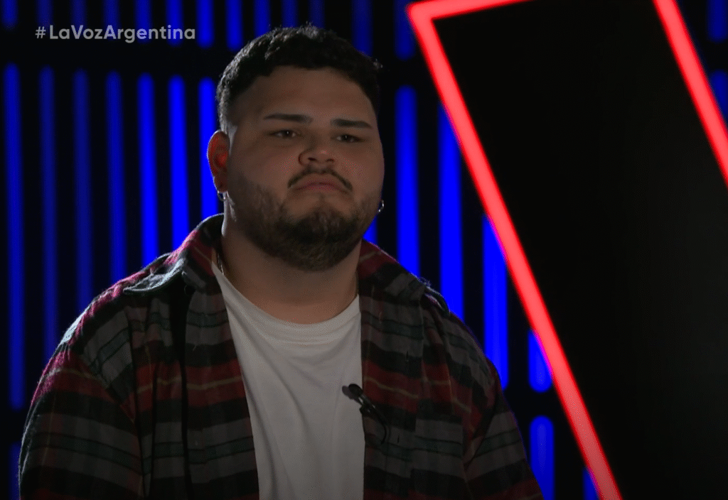 Se cayó del escenario y ganó un lugar asegurado en el equipo de Luck Ra: la presentación de Brandon Rivero en La Voz Argentina 2025