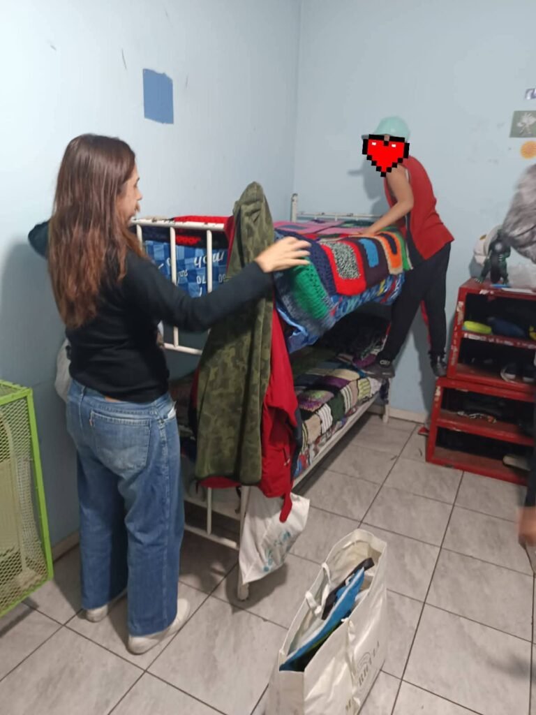 "Cosiendo y Tejiendo Abrigo" es una red vecinal que teje mantas para instituciones, hogares y personas en situación de calle