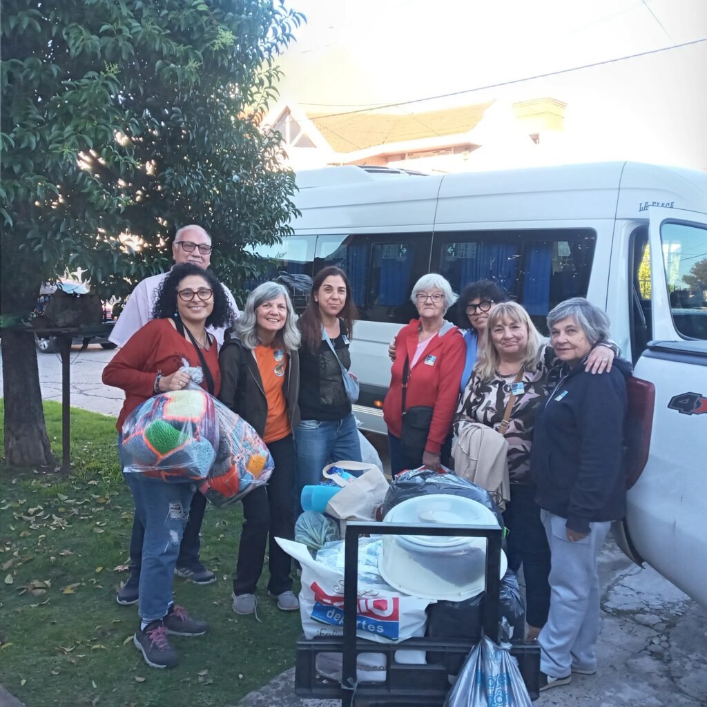 "Cosiendo y Tejiendo Abrigo" es una red vecinal que teje mantas para instituciones, hogares y personas en situación de calle