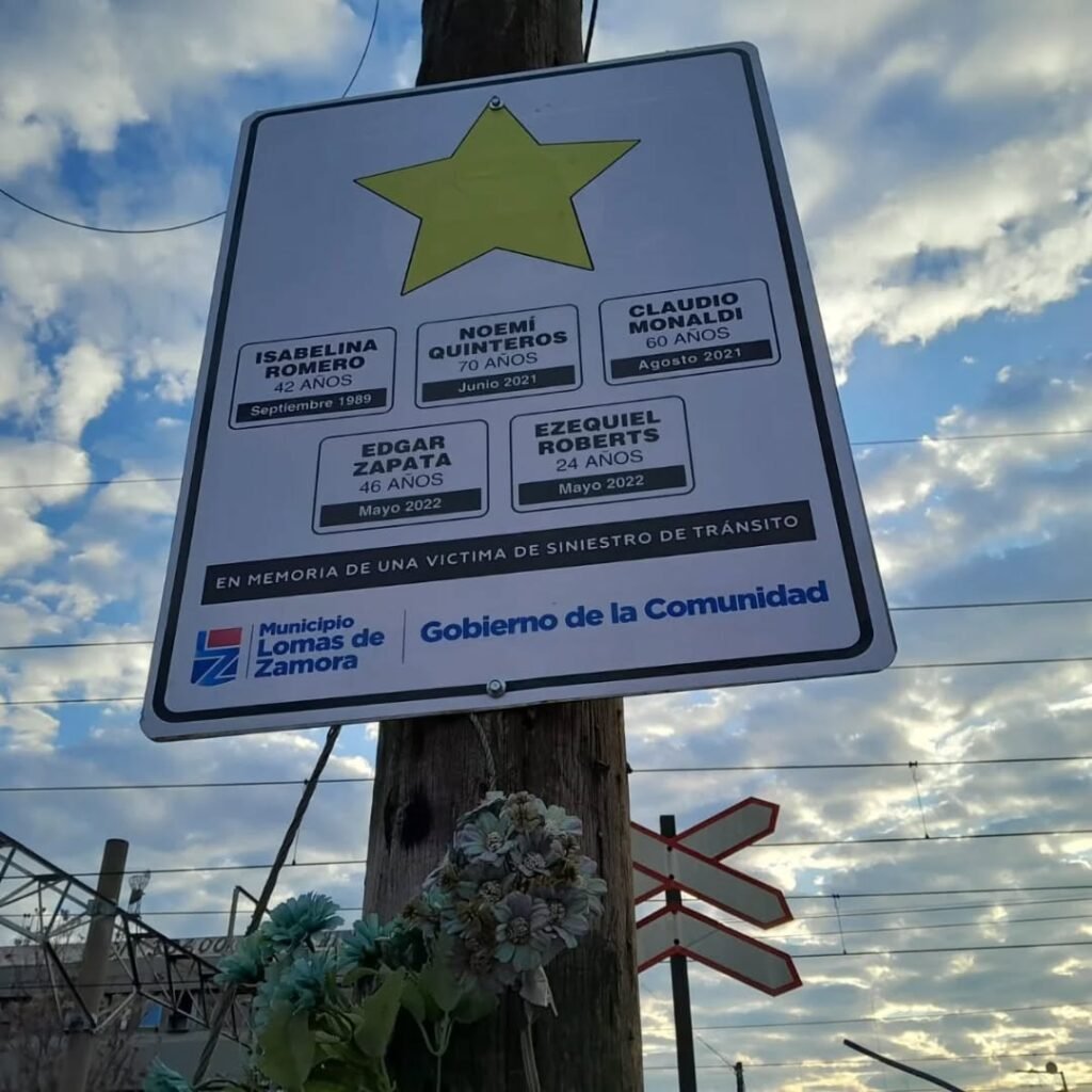Colocaron un cartel en homenaje a víctimas de siniestros ferroviarios en paso a nivel de la estación de Lomas de Zamora