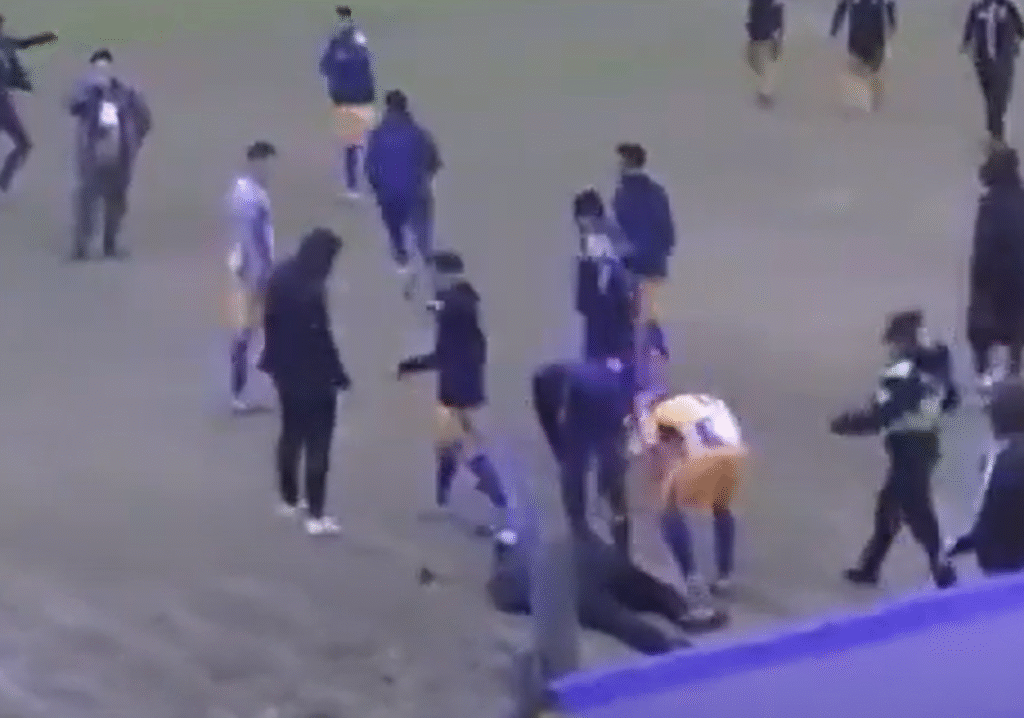 Violenta agresión a Luis Ventura tras disturbios en un partido de fútbol de la Primera C: “Nos masacraron”