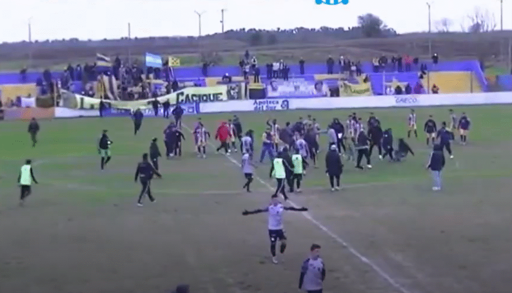 Violenta agresión a Luis Ventura tras disturbios en un partido de fútbol de la Primera C: “Nos masacraron”