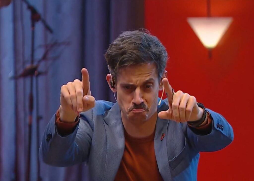 Cazzu, como maestra de lujo, le enseñó a perrear a Mario Pergolini en vivo: “Esto es todo lo que me puedo mover”