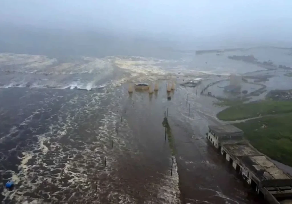 Alerta de tsunami tras fuerte sismo en Rusia: las primeras olas ya impactaron Hawaii, Japón y Chile