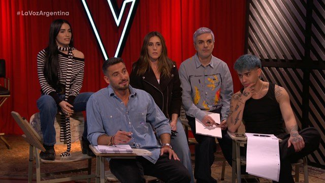 Juliana Gattas sorprendió con una clase de inglés para los coaches y el conductor de La Voz Argentina 2025