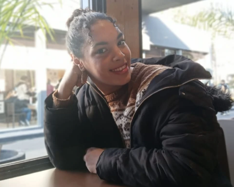 Echaron a Dina, una cantante callejera, de la estación de Banfield: cuando mostrar arte molesta más que mostrar abandono