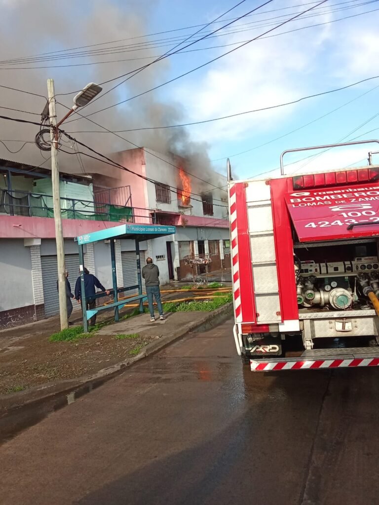 Cinco familias lo perdieron todo tras un incendio en un complejo de departamentos: Vecinos lanzan una campaña solidaria 