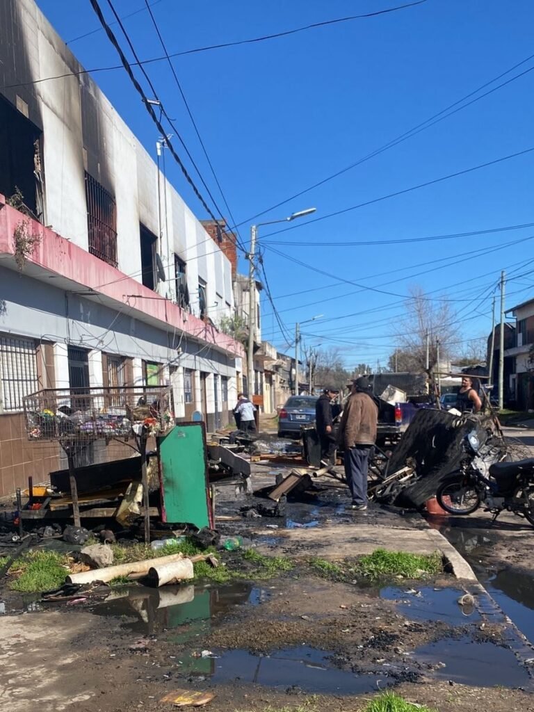 Cinco familias lo perdieron todo tras un incendio en un complejo de departamentos: Vecinos lanzan una campaña solidaria 
