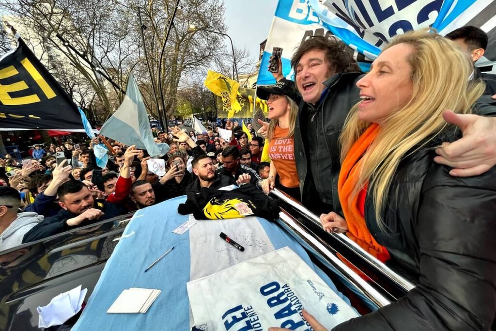 Javier Milei comienza su gira electoral en Tierra del Fuego en un acto de campaña para respaldar a sus candidatos locales