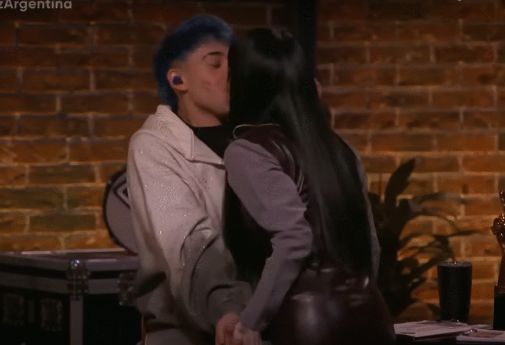 Tensión en la pareja: La Joaqui sorprendió a Luck Ra y lo expuso frente a su equipo durante las batallas de La Voz Argentina 2025