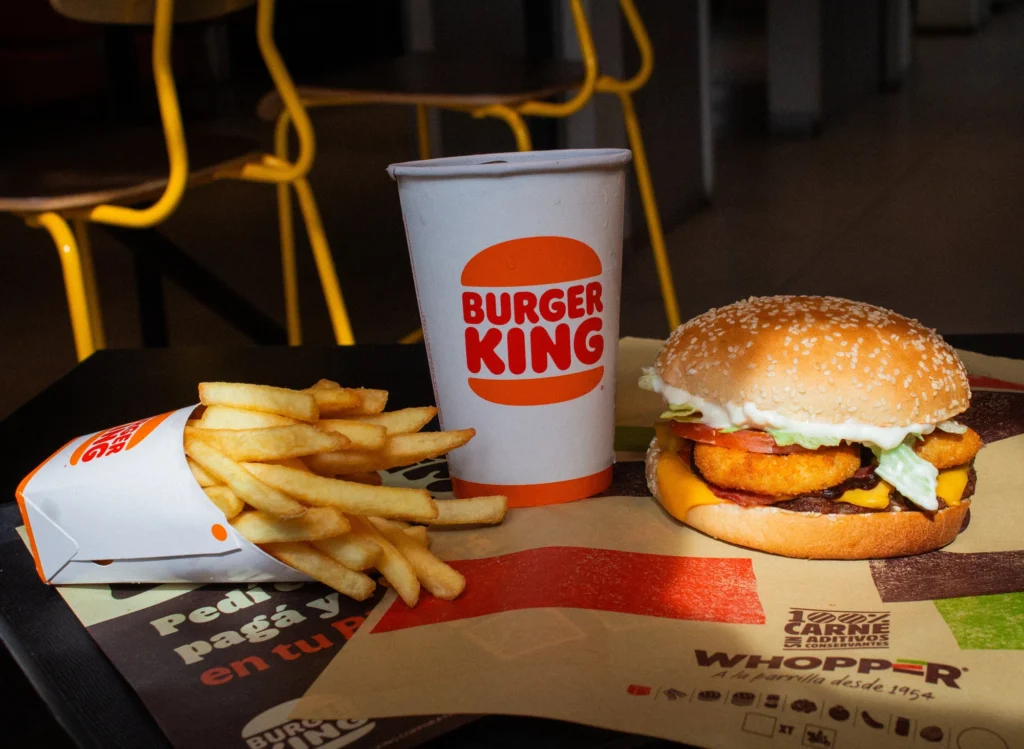 La popular cadena de hamburguesas Burger King es puesta a la venta en Argentina por su operador, el grupo Alsea