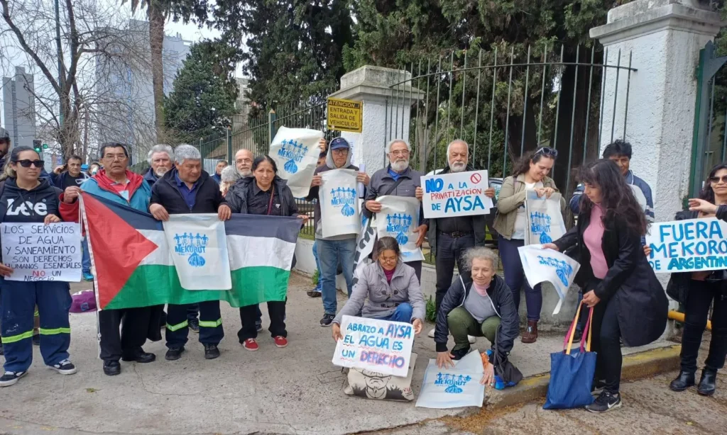 Movilización frente a la sede de Agua y Saneamientos Argentinos (AySA) contra la privatización impulsada por el Gobierno Nacional