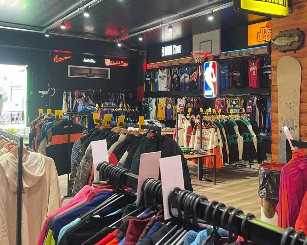 Local de ropa americana importada lanza un mega remate de más de 20 mil prendas con precios desde $3000