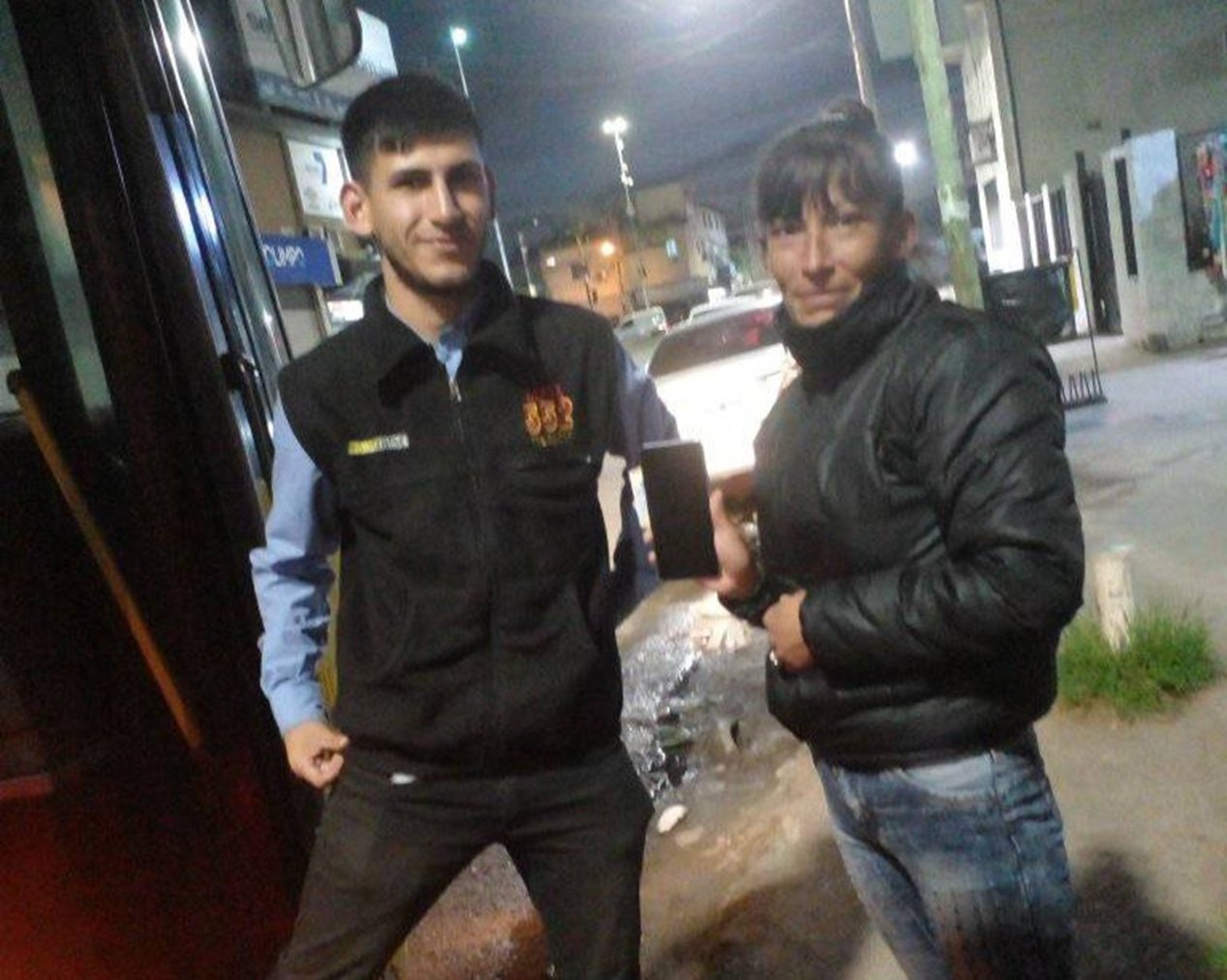 Un chofer de la Línea 552 devolvió un celular perdido y recibió el reconocimiento de los vecinos
