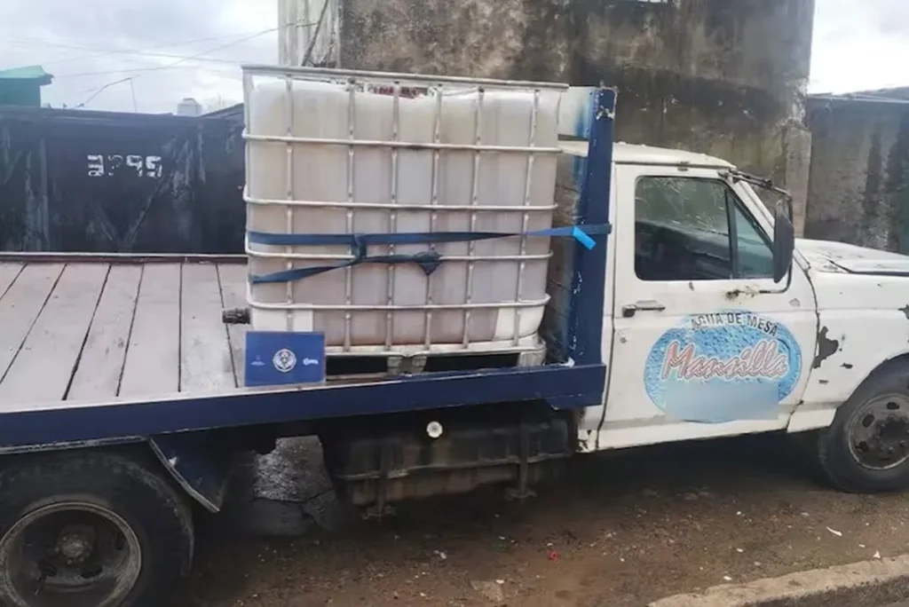 Allanaron una vivienda por venta clandestina de aceite falsificado: usaban etiquetas de una reconocida marca de aceite