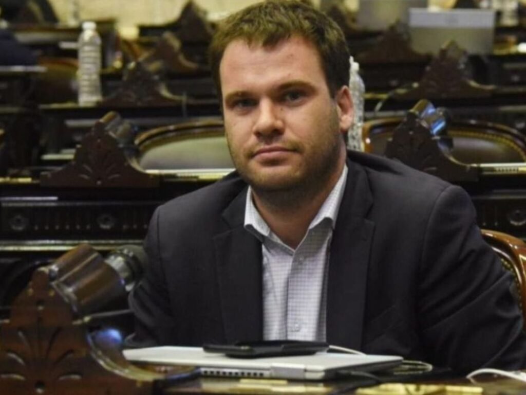 El diputado Juan Manuel López rechaza la citación de Karina Milei ante el Congreso en medio de acusaciones de coimas