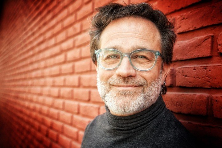 La vuelta de Gastón Pauls a la TV con historias de superación, "sin golpe bajo", donde enfrenta sus viejas adicciones y comparte su experiencia