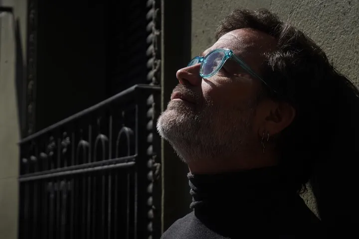La vuelta de Gastón Pauls a la TV con historias de superación, "sin golpe bajo", donde enfrenta sus viejas adicciones y comparte su experiencia