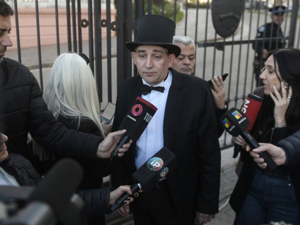 Reapareció el Mago sin Dientes en la puerta de la Casa Rosada y solicitó hablar con el presidente Javier Milei