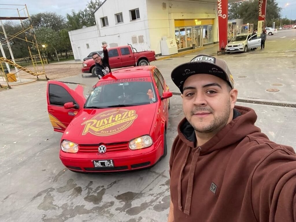 De Lomas de Zamora a la ruta: un Volkswagen Golf convertido en la versión conurbana de Rayo McQueen
