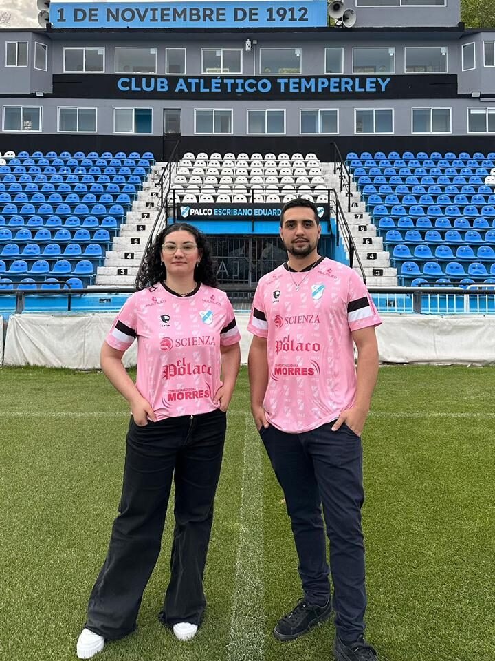 Temperley presentó su camiseta rosa en una jornada de cara a octubre, mes de concientización sobre el cáncer de mama