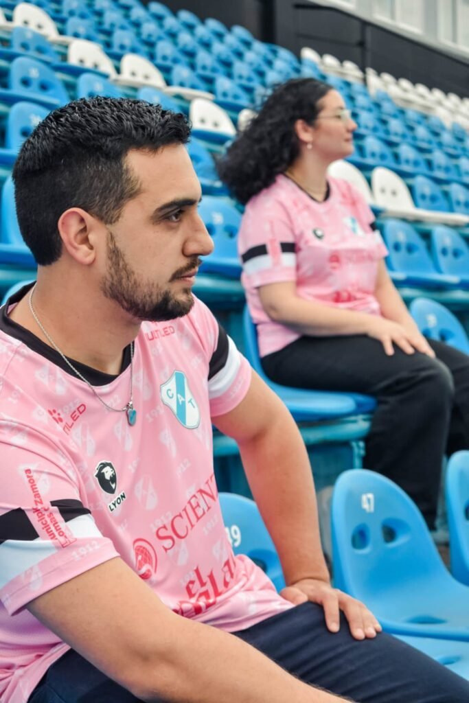 Temperley presentó su camiseta rosa en una jornada de cara a octubre, mes de concientización sobre el cáncer de mama
