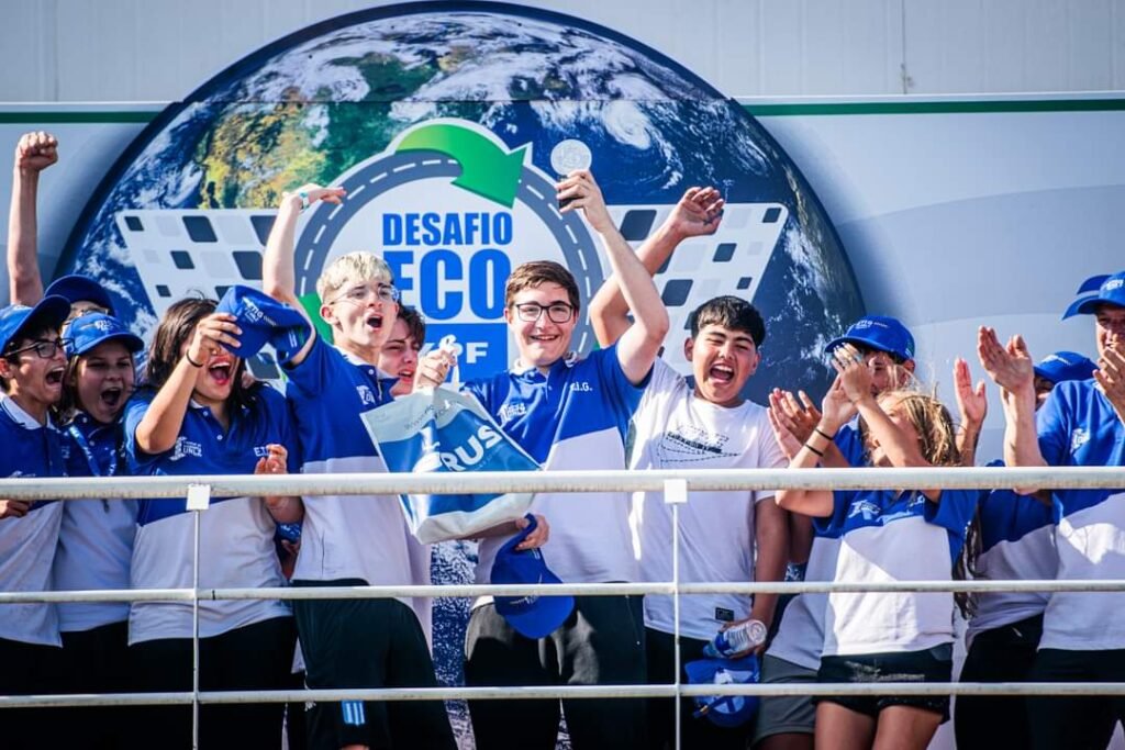 Estudiantes lomenses compiten en el Desafío Eco YPF con un automóvil eléctrico construido por ellos mismos