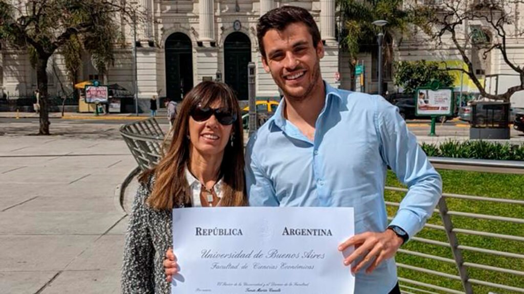 Un conmovedor momento en la Facultad de Ciencias Económicas de la UBA se volvió viral gracias a un profesor y su madre alumna