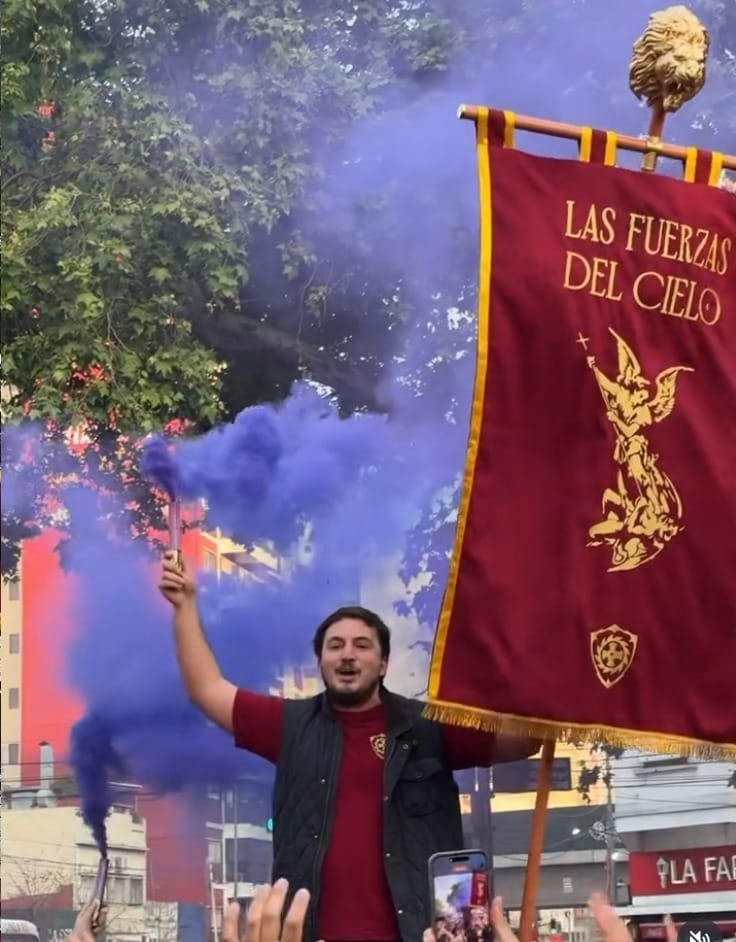Javier Milei presentó su nuevo libro en un evento musical que combinó política y rock, instando a sus seguidores a perseverar hacia las elecciones legislativas