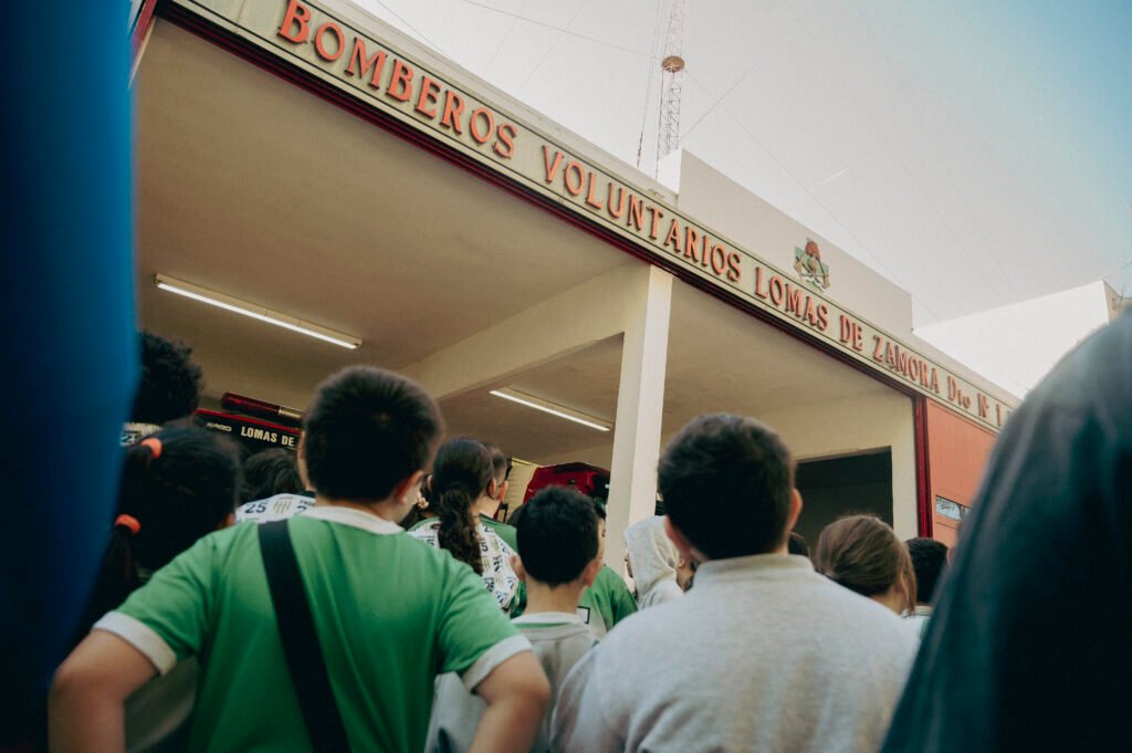 “En Banfield, pateamos el barrio”: una caminata educativa que fortalece el vínculo entre la escuela, historia y el club