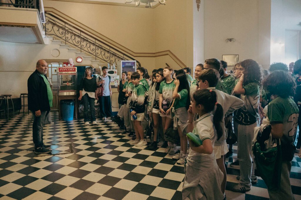 “En Banfield, pateamos el barrio”: una caminata educativa que fortalece el vínculo entre la escuela, historia y el club