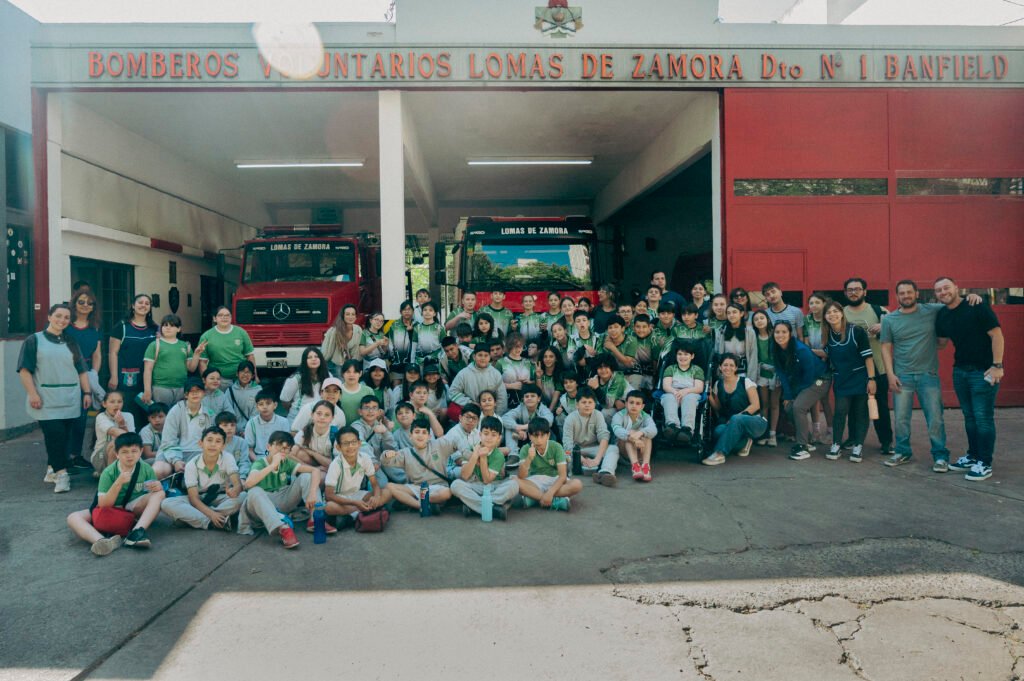 “En Banfield, pateamos el barrio”: una caminata educativa que fortalece el vínculo entre la escuela, historia y el club