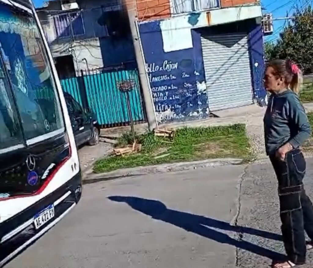 Una mujer rompió el parabrisas de un colectivo de la Línea 544 en Santa Marta y dio su versión de los hechos